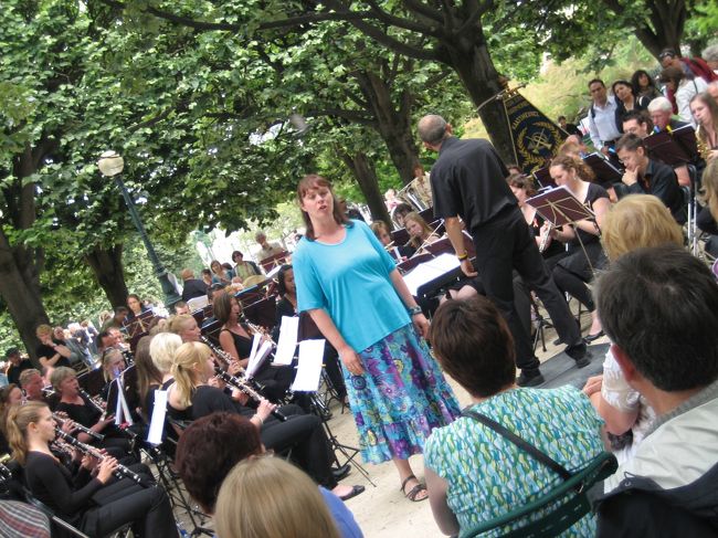 やさしい歌もありました。<br /><br />公園で本を読んでいる日本人の男の人がいたので話しかけると、フランスに留学中とのこと。<br />彼が読んでた本は「星の海に帆をかけた少女」。懐かしい！！<br />