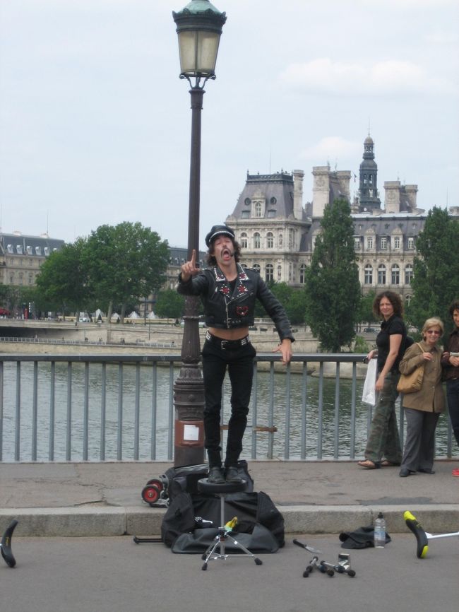 サン・ルイ島へ散歩に行くことに。サン・ルイ島に向かう橋でフレディ・マーキュリー（たぶん自称）発見。白いランニングの衣装が見たかったなぁ。