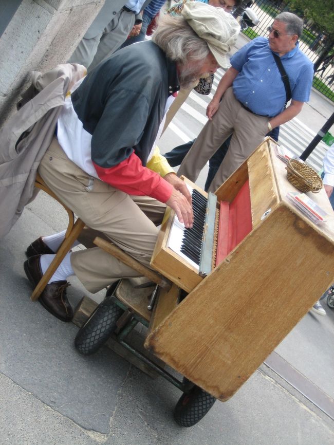 サンルイ島で散歩後、またシテ島への橋へ。今度は動くピアノを弾くのおっちゃんがいる！<br />おっちゃんの袖口が気になる！