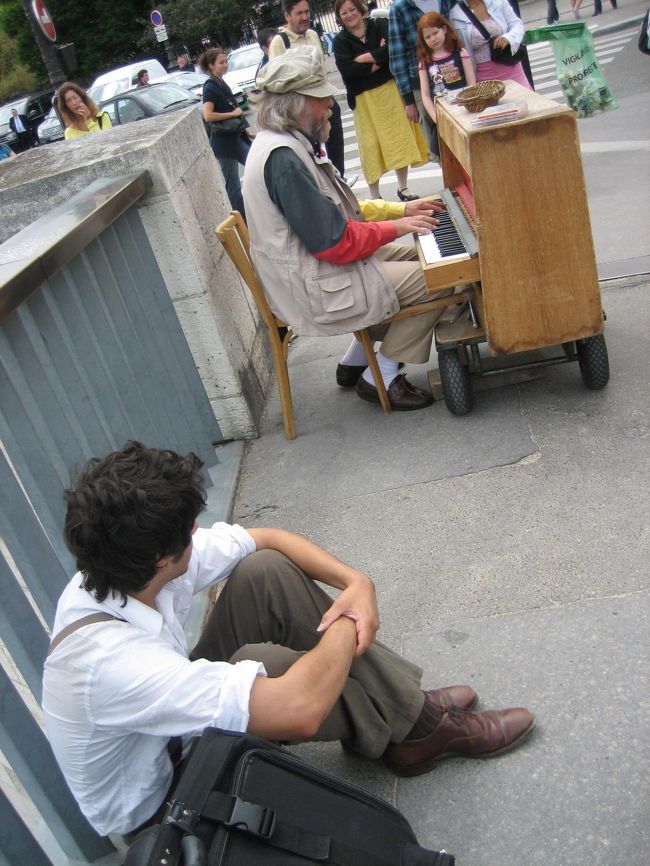 おっちゃんの名前はROLAND GODARDさん。<br /><br />ジャズやブルースやクラシックの音がたくさん詰まったおもちゃ箱みたいに音楽。<br />しかも、ピアノをトイピアノのようなヘンテコな音に改造（？）していて、楽しささらに５倍増し。<br />CDを売っていたので即買いました。１５ユーロ。<br /><br />ROLAND GODARDさんをじっと見つめる少年。ずっといたなぁ。