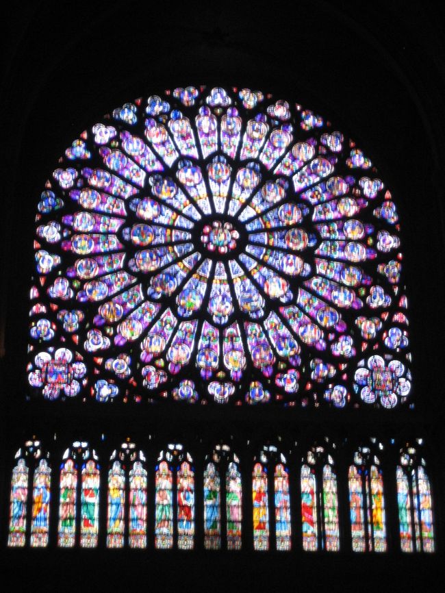 ノートルダム寺院では日本語ガイド機（有料）を借りました。いくらが忘れましたが、私は借りて良かったです。