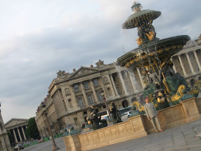 ミサが終わり、まだ元気が残っていたので、凱旋門まで歩くと決める。<br />レッツゴー。<br />コンコルド広場あたりでジェントルマンが写真撮影中。