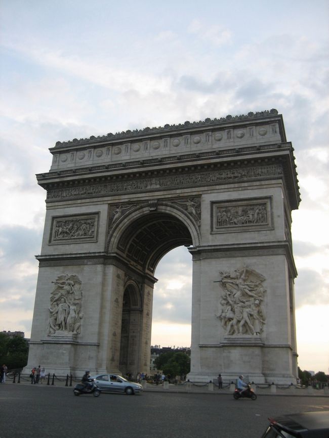 シャンゼリゼ通りから凱旋門へ。<br />この日はよく歩きました。が、パリは歩いていても全然飽きなかったです。<br /><br />夕方のような空ですが、もうすぐ２０時ぐらい。<br />６月のパリは日がながく、めいっぱい外を楽しめます。<br /><br />