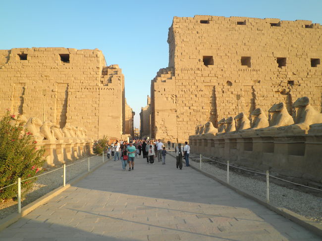 夕日をあびるカルナック神殿