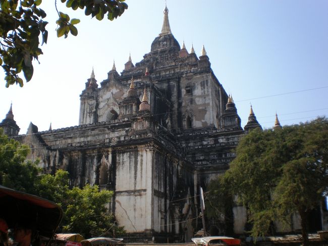 一人大興奮したマハーボディー・パヤーをあとにし、次は、バガンで一番高いお寺として有名な「タビィニュ寺院」<br /><br />タビィニュっていうのは、「全知者」という意味だそう。<br /><br />でも、ガイドさんは、<br />「あそこは、壁画があったけど、政府が石灰で塗ってしまったから、何もないよ。行かなくていいよ」<br />って言ってた。…笑<br /><br />でも、壁画はおしいことしてくれたけども、四角いもの好きな私としては、この立派な四角は見に行かんばと思ったので、行ってみた。<br /><br />うん、素敵♪