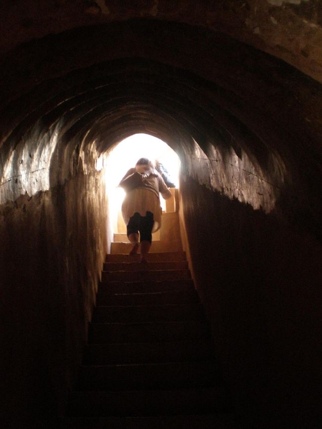 階段を登る。<br /><br />上のほうは、急になっているから、本当に怖い！<br />降りるときも、一苦労でした。