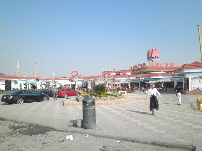 カイロとルクソールの間で休憩したサービスエリア<br /><br />＊レストランや各ショップ・ミニスーパーがありました