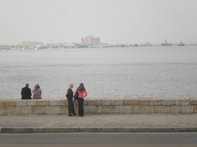 レストランからカイトベイ要塞方面を眺める