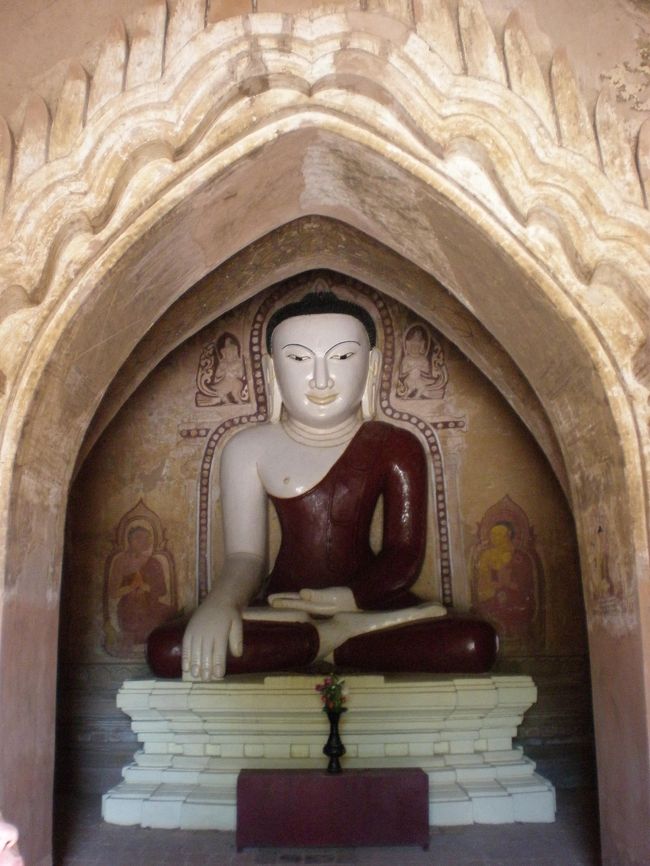 途中で、朝日のとこで一緒だったシンガポール在住のお姉さんとばったり遭遇。<br /><br />このお姉さん、海外生活が長いので、英語の発音が良すぎ！<br />「金色の建物に行きたいけど、どうやって行ったらいい？」と言われ、「ああ、あの王宮ですね」と言ったら、「そうそう。パレス」と言われ、発音まねして「あのパレスは」と言おうとしたら、まねしきれず「あのパラダイスは」と言ってしまった笑<br /><br />横で聞いてたＭちゃん爆笑。お姉さんは、軽く受け流してくれたので、良かった笑<br /><br />その後、「お互い頑張りましょう」と励ましあい、別れました。<br /><br />素敵な交流でしたね！笑