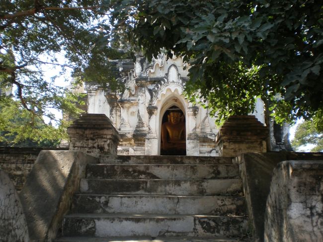 入口から、のぞいている仏像。<br /><br />