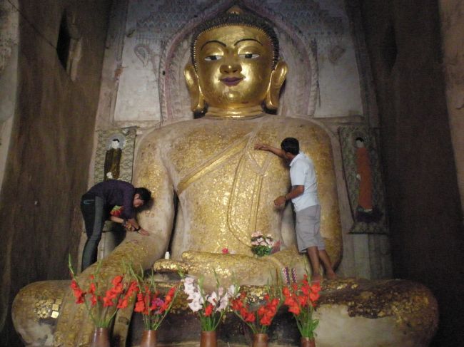 参拝者が自分で金粉を付けられる。