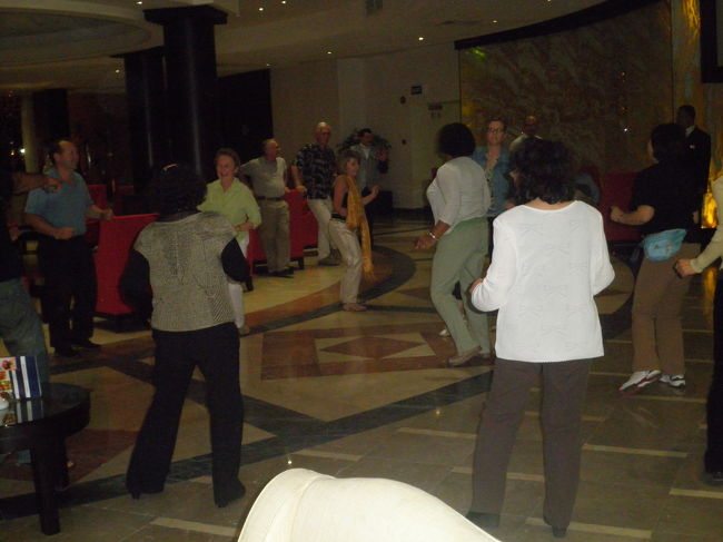 ホテルロビー<br /><br />＊ツアー最後の宿泊でしたので欧米人達と<br />　ダンスをした人がいました