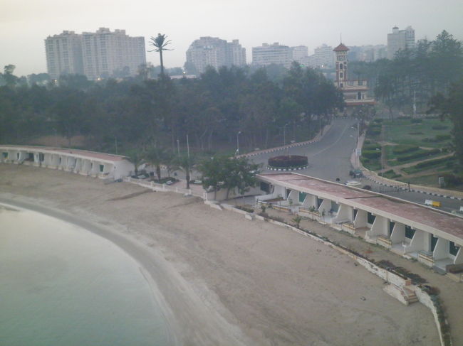 ホテルの窓から見た早朝の風景