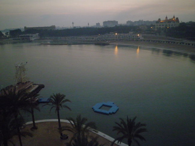 ホテルの窓から見た早朝の風景