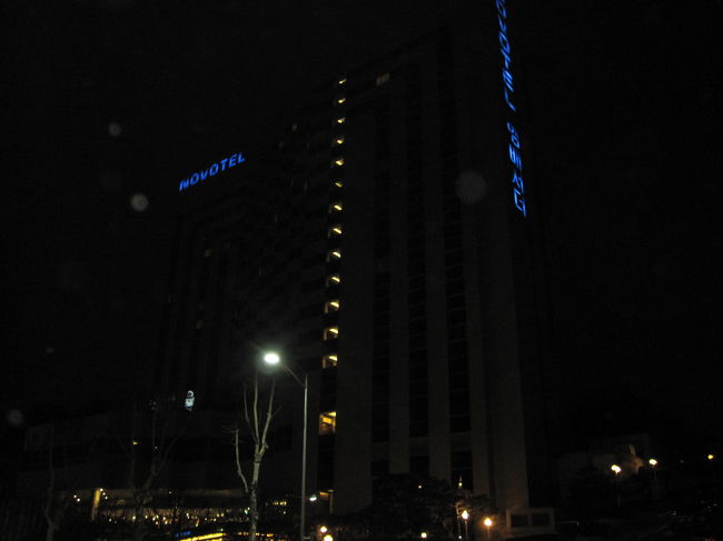 泊まったホテルは、ノボテルアンバサダー江南。<br /><br />江南地区に泊まるのは初めてだったのですが、<br />ホテルのまわりは、飲食店が多く、夜も安心して歩き回れました。<br /><br />時間があれば、江南地区をもっとまわりたかったのですが…<br />残念ながら、ホテル周辺で終わってしまいました。