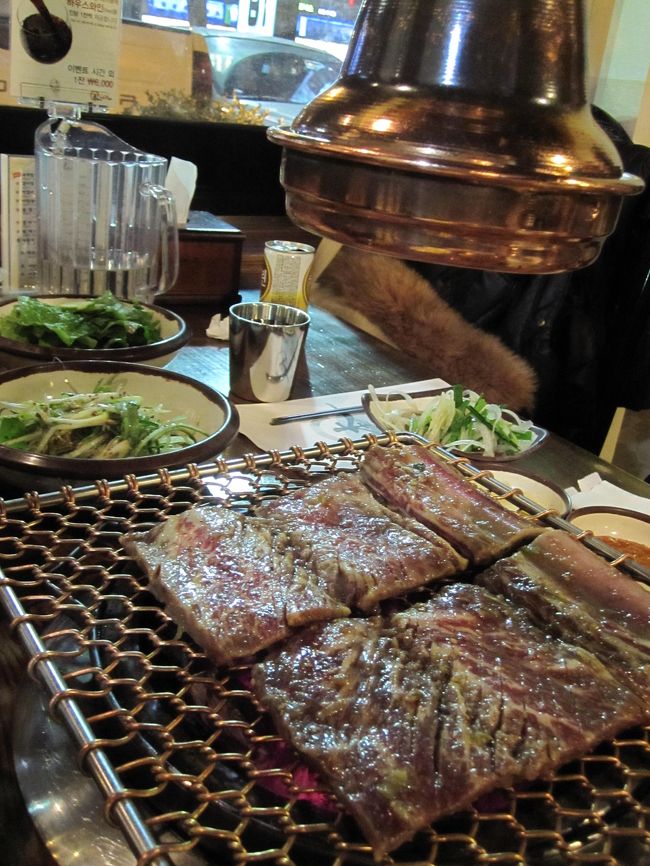 ホテルすぐ近くの、【韓国本カルビ】で晩ご飯を食べました♪<br /><br />女性雑誌にもよく出ている、牛焼肉のお店です。<br /><br />日本語メニューもありますが、江南地区だけあって、<br />現地のお客さんばっかりです。<br /><br />大きい骨付きカルビを目の前で焼いて、はさみで器用に切ってくれます