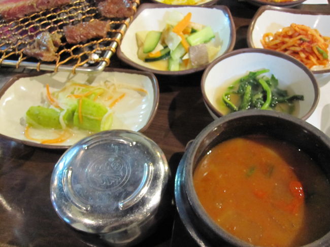 白ご飯を頼むと、お味噌汁がついてくるのですが、これが、<br />絶品！！<br /><br />冷麺などのサイドメニューも充実してました。<br />（お腹いっぱいになって、食べれませんでしたが。）<br /><br />外観の写真を撮り忘れましたが、新論峴駅から江南大路を北に歩くと、<br />‘本’の字がお店に架かってます。<br /><br />