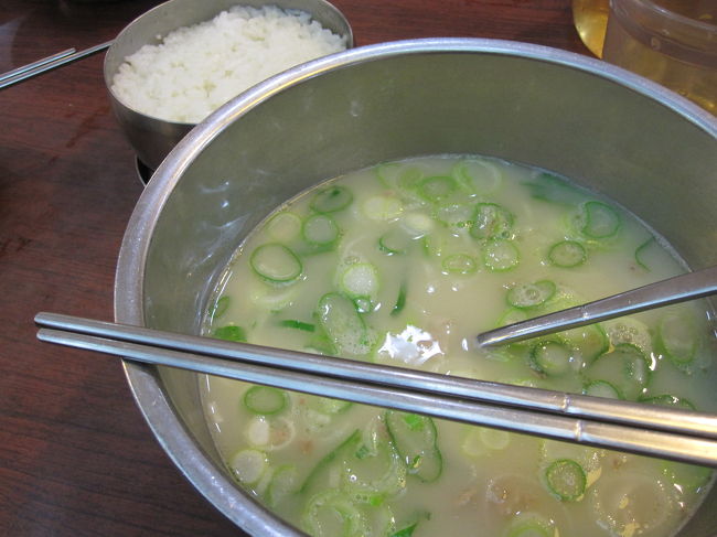 ソルロンタンは、そのままでも十分おいしいのですが、<br />付け合せのキムチや、岩塩を混ぜていくことで、さらに自分好みの味になっていきます。<br /><br />最後は、白ご飯と混ぜて、最後の一滴まで、飲みほしました♪♪♪<br /><br />朝から、身体も温まります。