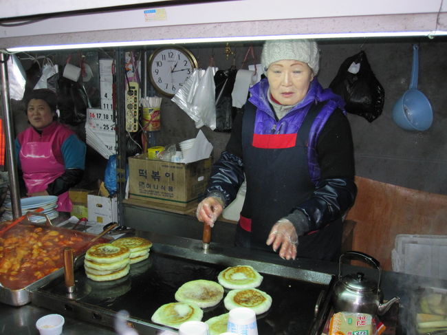 東門市場の屋台にて。<br /><br />お焼きにあんこみたいなおやつ。<br /><br />温かくて美味しかった〜<br /><br />いつも、ソウルに来ると、ご飯ばっかりで、ついついおやつを忘れがちです。