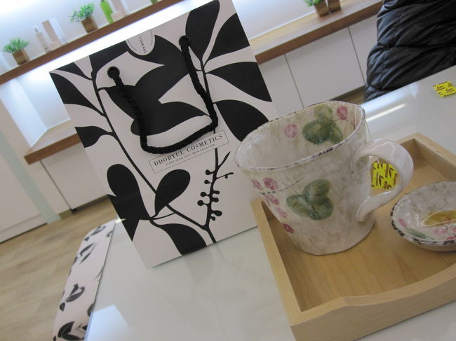 大量買いした化粧品のなかで、お勧めの一部をご紹介します。<br /><br />ここは、【ドビョルタイム】<br />頼まれ土産の為、来店したのですが…<br /><br />BBクリームひとつの買い物で、お茶まで出してくれる高級サロンのようです。もともとは、美容院？？<br />なのか、不明のままなんですが、<br /><br />幹細胞が配合されている、BBクリームがアンチエイジングに利くらしいです。<br />サンプルもたっぷりいただいたので、使うのが楽しみです♪