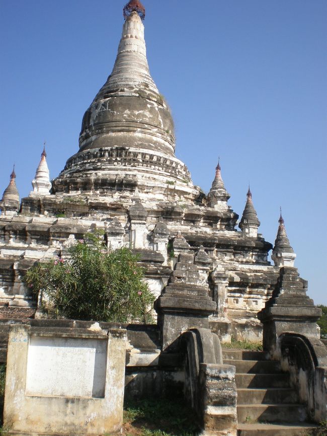 女の子が遊んでいて、私たちを見ると、どこかへ走っていってしまった。<br /><br />そしたら、また戻ってきて、手には絵葉書が…<br />「おねえさん、安いよ！きれいよ！」って言って、絵葉書見せてくれた。<br />絵葉書売るために、取りにいったんだね笑<br /><br />「10枚で1000ｋはたしかに安い」というこで、Ｍちゃん、購入。<br />（私は、バゴーに言ったとき、20枚1000ｋで購入笑）<br /><br />売り子している子どもたちは、どこで覚えるのか色んな国の言葉が話せるのが、すごい！<br />しかも、Ｙちゃんが、日本語で答えたら日本語で返すし、Ｍちゃんが中国で答えたら、中国で返すし、私がタイ語で返したら、タイ語で返してくれた。<br />でも、タイ語のときだけ、「あ、そう、じゃいい」てな感じでそっぽ向かれてしまった笑なぜ…笑