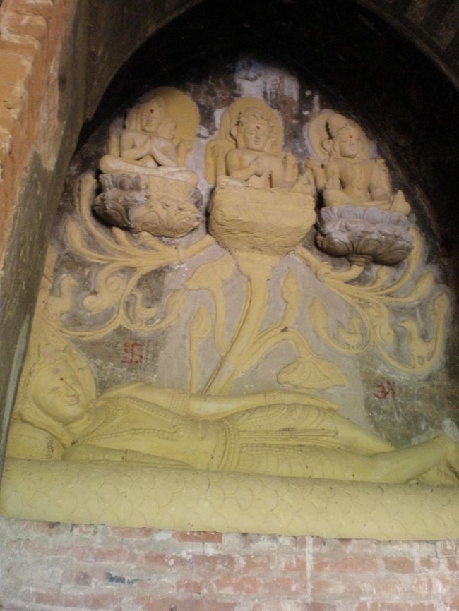 「ナッフラウン寺院」<br />バガンで唯一のヒンドゥー寺院。<br /><br />ここに行きたくて、地球の歩き方を見ながら探していたけど、<br />でも、写真のような建物が見つからない！<br />なかなか見つからずにいると･･･自転車に乗った地元のお兄さんが連れて行ってくれた。<br /><br />あとで、ハンさんに、場所があまり分からなかったと行ったら、<br />「写真が間違っているよ」と言われた。地球の歩き方!!<br /><br />んで、なぜか、その自転車のお兄さんも一緒に行動。笑<br />