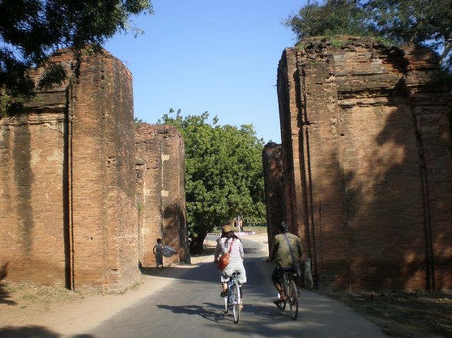 「タラバ門」<br /><br />左のお兄さん、結局最後まで、一緒に行動した。<br /><br />別れる時、「他の国のお金を集めているんだ。ちょうだい」と言われたので、タイＢをあげた。<br />１Ｂあげたら、お札もほしいといわれたので、２０Ｂあげた。<br />そして、お兄さんは満足したのか、「またね！」と言って、去っていきました笑