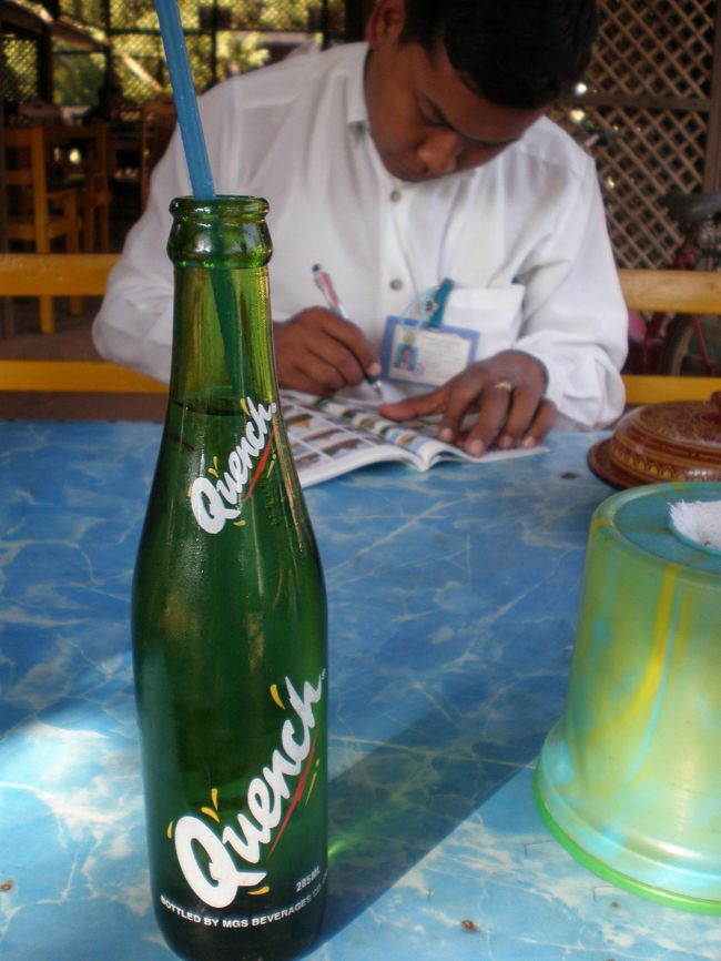 最後に、アーナンダ寺院によって、自転車屋さんへ。<br />ハンさんと運転手さんが待っていてくれてた。<br /><br />運転手さんは、パペットマペットの人形のようなかわいい顔をして、どこで待っていてもあのかわいい顔は、どでも見つけられた。<br /><br />そして、ハンさんに、バガンで行ったお寺に印をつけてもらった。<br /><br /><br />「Quench」ミャンマーのスプライト。<br />おいしかった^^
