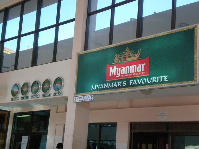 左は、ミャンマービール柄の時計。<br />世界の国々の時間があったけど、全くあってない。<br />ていうか、ミャンマーって時計はあるけど、時間が全くあってない気が･･･<br /><br />時間に囚われないのんびりした国なんだな。