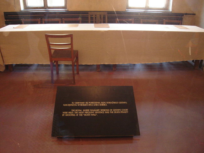 第11ブロック：臨時裁判部屋<br /><br />臨時裁判官はカトヴィツェ（Katowice）から収容所に来て、2〜3時間で数十人から数百人の死刑判決を下しました。