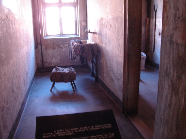 第11ブロック：脱衣室<br /><br />死刑の判決を受けた囚人たちは「死の壁」の前に連行されていきました。銃殺される前には、廊下の真中にある脱衣室で裸にならなければならなかった。銃殺される予定だった囚人が少なかったときにはその脱衣室で死刑が執行されたこともあった。