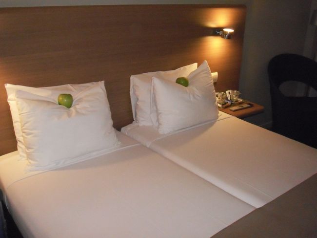 駅を出て地上に出るともう真っ暗<br /><br />地図を頼りに歩くこと１５分前後、なかなか見つからないの<br />そこでこの日初のフランス人に話しかけてみます<br /><br />このホテル何処か分かりますか？って<br />そしたら丁寧に教えてくれたんだけどアバウトな感じ<br /><br />まぁ、しょうがない反対方向に歩いていけばなんとかなるかって<br />歩く途中には沢山の誘惑が<br /><br />ベーカリーやペストリーが<br />美味しそうなスイーツが沢山並んだお店が私達を誘惑するの<br /><br />でも、待て待て<br />まずはホテルを探しましょっつうことで歩いて行くと、あったー<br /><br />オサレな素敵なホテル<br />そう、私はこのホテルに泊まりたくてわざわざ旅行会社に取り合って変更して頂いたくらい惚れ込んだの<br /><br />ル・カルティエ・バスティーユ・フォーブル<br />Le Quartier Bastille Le Faubourg Hotel <br /><br />住所：　9 Rue De Reuilly Paris, France <br />雑誌マリクレール、フィガロジャポン等でも取り上げられているモダンなスタイリッシュホテル、２００６年改装<br /><br />ホテルに到着したのは夜でも全然遅くはない時間<br />悪くはないスケジュールよ<br /><br />お洒落でスタイリッシュなこのホテル、フロントマンも素敵なフレンチムシュ〜<br />イケメンなんです！まじで！<br /><br />カウンターにあった色とりどりのグミを一口いただき２階のお部屋へ<br />部屋は２６<br />私の誕生日の日と一緒<br /><br />何だかラッキー☆