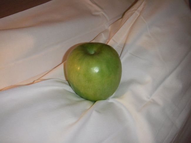 枕の上には本物の青りんごがちょこんと置いてあるんです。<br />これすらアートですよね！<br /><br />この後私たちは、アンパッキングをして落ち着いたら外で出てみることにしました〜<br />