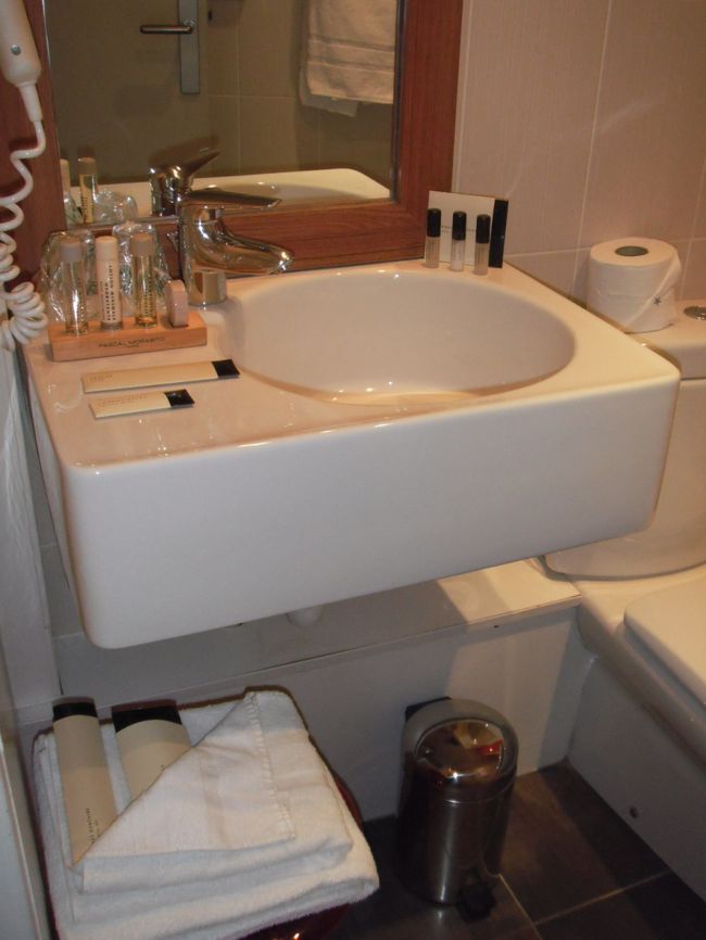 お風呂場はこんな感じ☆<br />何処を撮っても素敵なの〜さすがおフランス☆<br />スタイリッシュ☆