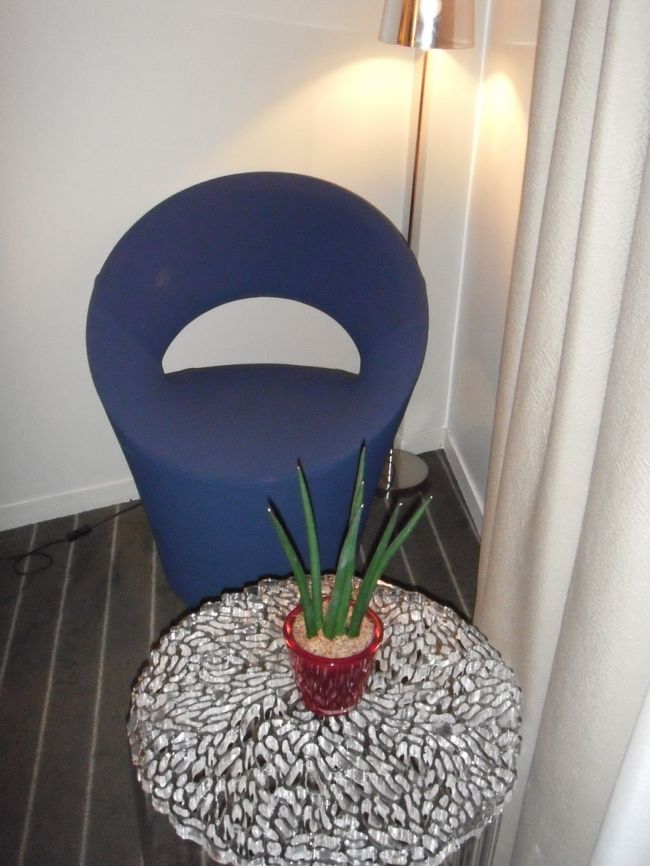 ベットの脇にはこんな素敵なチェアとテーブルと観葉植物が☆<br />本当にオシャレなホテルでした☆<br />是非皆様こちらのホテル宿泊されては如何でしょうか？