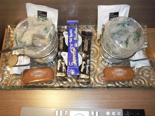 ベッド脇にはコーヒーやお菓子のセットが毎朝置いてくださいました。このビスケットがとっても美味しかったです。