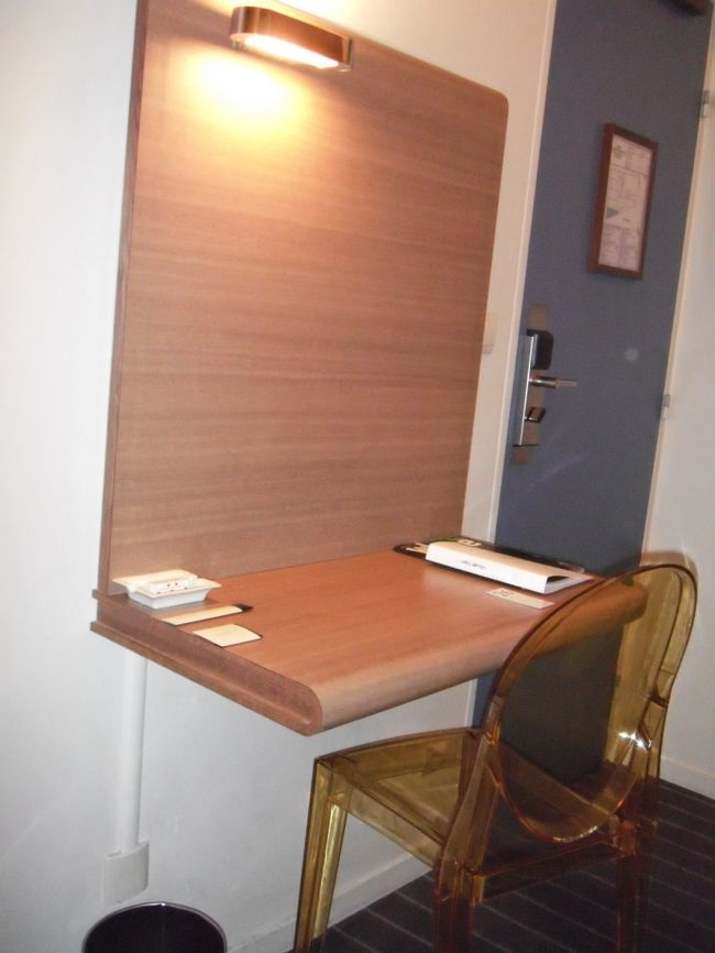 お部屋には書斎もあるの。<br />椅子も素敵でしょ？