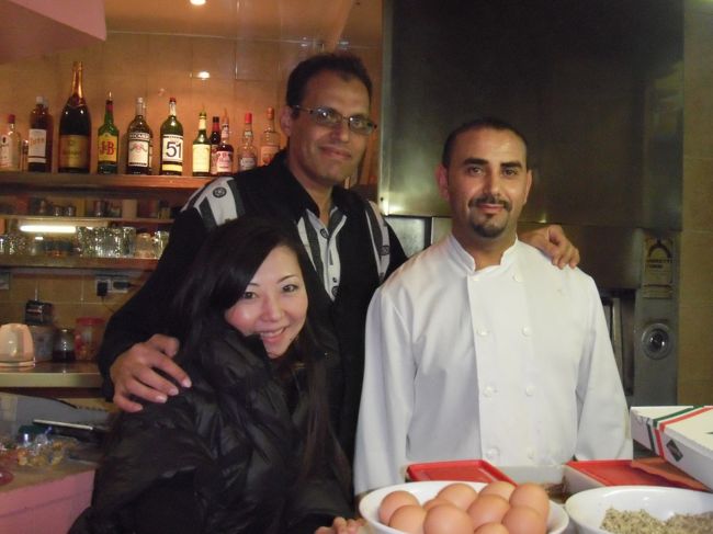 勿論腹ごしらえ<br /><br />さっき歩いてきた方向に歩いて行くと何だかシックで落ち着いたレストランやカフェ、バーが沢山あるじゃないですか<br /><br />しかもホテルから歩くこと２分程度のところにも <br /><br />「Faidherbe Chalibny（フェデルブ　シャリニー）」駅を発見<br /><br />ちょっと散歩してみたものの目ぼしい所は見つからず今夜は軽くジャブで<br />PIZZAにしようってことで決定<br /><br />なんでパリ初夜にイタリアンやねんって言わないで<br />美味しそうだったし格安だったのでテイクアウトで<br /><br />お気楽なシェフと記念撮影いもバッチリ<br />ちょっと私顔が浮腫んでお疲れモードです<br /><br />