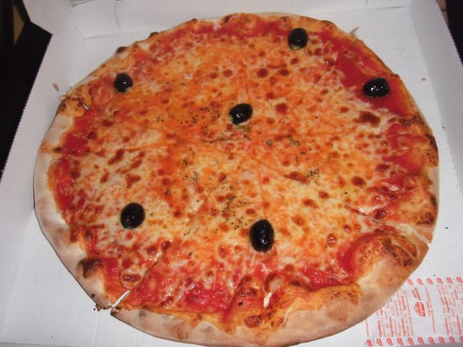 頂きま〜す☆<br />これを軽〜く二人で平らげて早速パリの一日目終了<br />明日は早朝からモン・サン・ミシェルへ行くため、英気を養い早めに就寝<br />ボンソワール☆