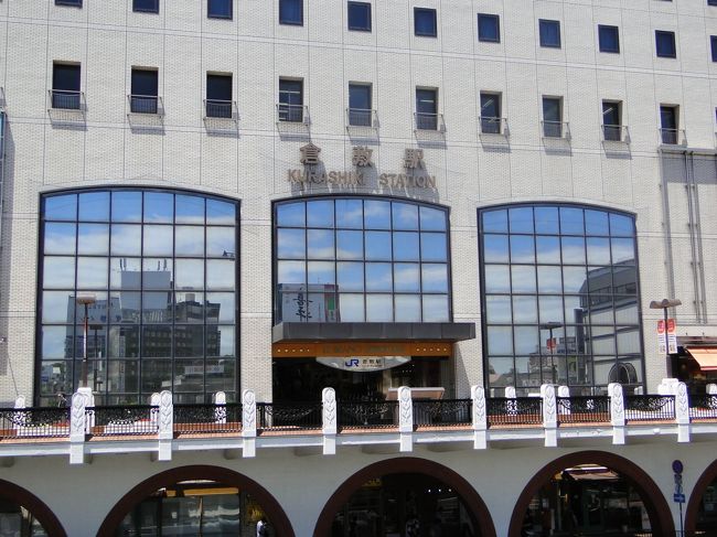 駅の窓ガラスが鏡に変わっていて印象的。