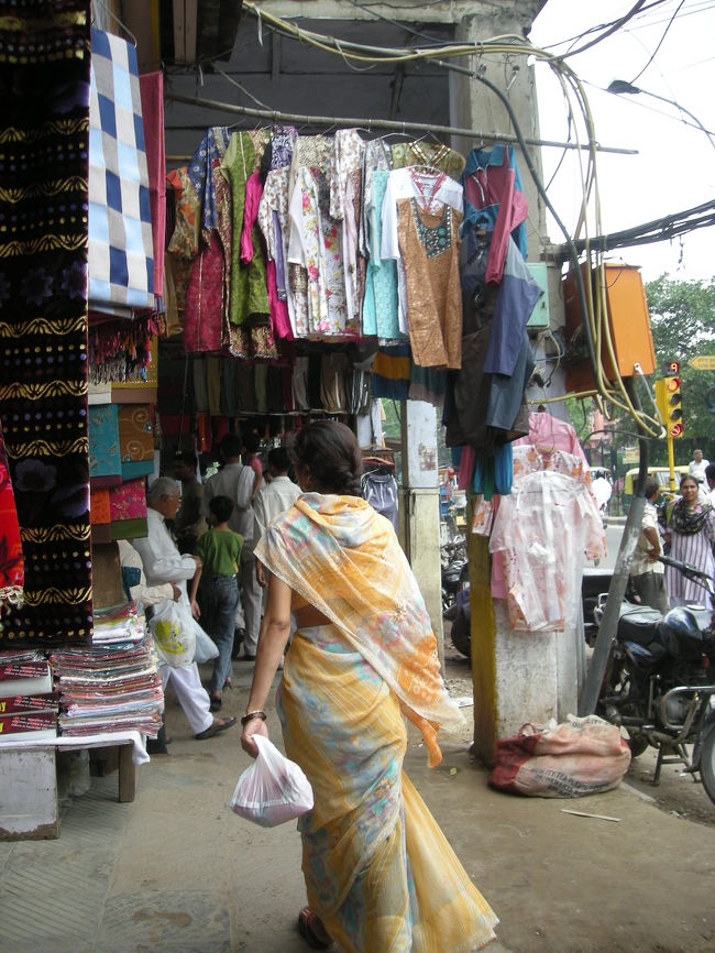 町はとてもごちゃごちゃ。<br />カレーのにおいより、チャイのミルクのにおいのほうが充満してたな。
