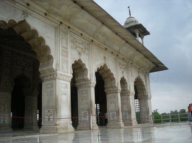 タージマハルを思わせるようなきれいな建物。