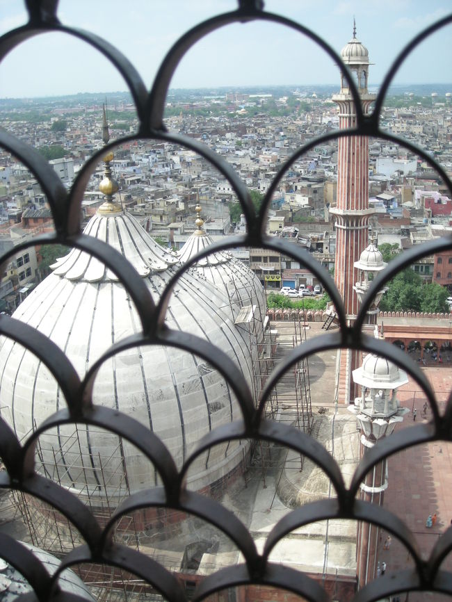 隣の塔も見えます。<br />この塔に登るのに靴を見てるからとか、この服を着ろとか、半ば強制的にお金を搾取されました。<br />靴のときはさすがに心配になったし腹も立ったから、持って行くからいい！といったけど、聞かず結局払う羽目に。<br />靴は無事でした。