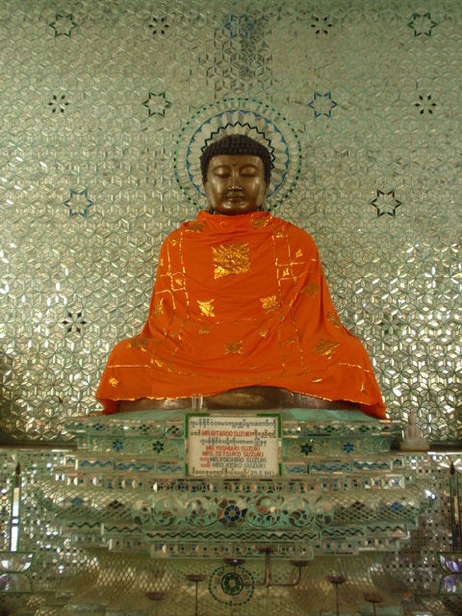 それから、鎌倉大仏へ。<br /><br />日本の鎌倉より寄進されて大仏です。<br /><br /><br />たしかに、大仏だけど、橙の袈裟を着ているので、日本の大仏に見えない･･･笑