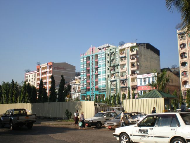 ご飯食べて、出発はＡＭ９：００なので、それまで町歩き。<br /><br />ミャンマーの朝は涼しくていいね！<br /><br />ホテルを出て、すぐ男の人に「両替しないか」と声をかけられた。<br />しかも、旅行会社の人が用意してくれたレートよりもいい…。<br /><br />この両替するのって、商売になるのかな･･･<br /><br />