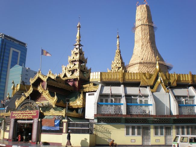 スーレー・バゴダは金箔張替え中…