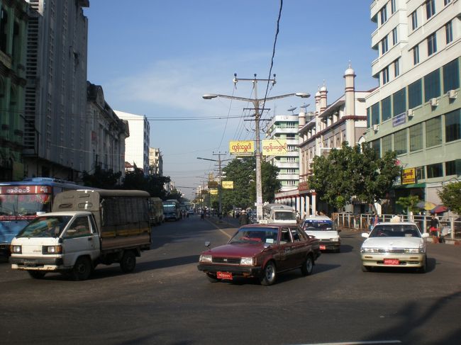ヤンゴンの町中を車で走っているとき、Ｙちゃんが<br />「どうして、バイクが走ってないんやろう」と･･･<br /><br />たしかに!!<br /><br />ヤンゴンには、バイクが１台も走っていない。法律で禁じられているから。<br />首都遷都前は、ヤンゴンが首都で、走っているバイクから爆弾を投げられる可能性があるので、法律で禁止されているんだそうです。<br /><br />だから、なんか、物足りなかったのか！