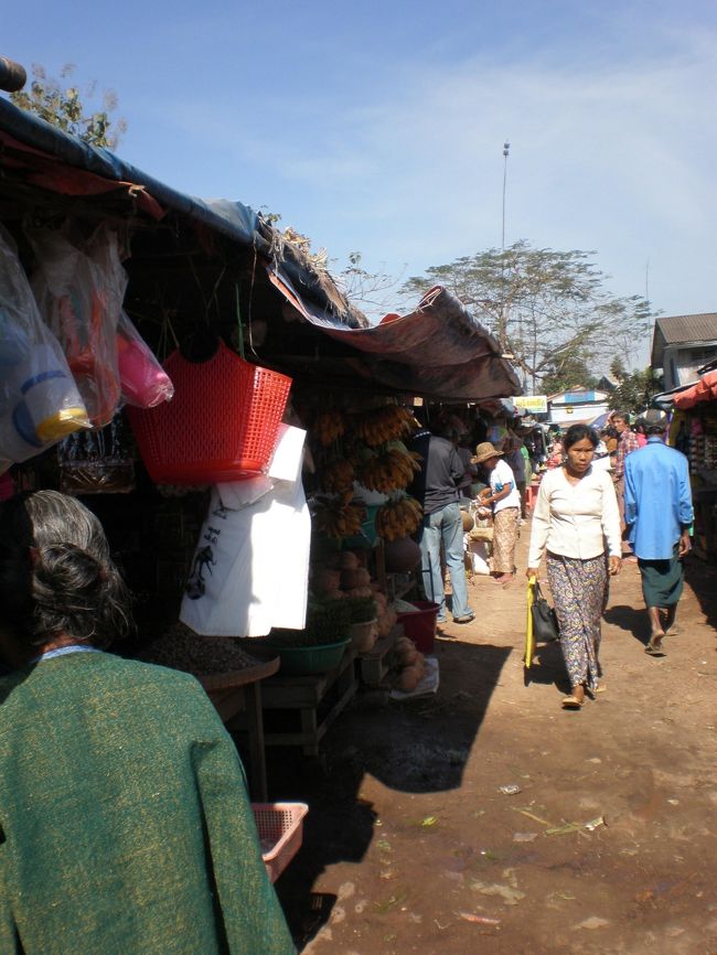 ＡＭ９：００　時間ぴったりにゾウさんが迎えに来てくれました。<br /><br />目的地は、バゴー。<br /><br />バゴーに行く前に、寄り道①<br /><br />交通安全の神様が祭られているお寺に。<br />お寺というか、祭壇みたいな･･･<br />新しく買った車や遠くに行く車は、ここでお参りをしていくんだそうで。<br />ちょうど、新しく買った車がお参りにきてて、お清めの儀式みたいなものを見学させてもらった。<br />聖水をかけて、車が前後に３回動いて、ライトを３回点滅させて、本当に人間がお祈りしてるみたいで、面白かった！<br /><br />