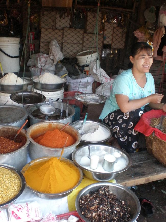 寄り道②<br /><br />ヤンゴンとバゴーの中間地点にある、市場に。<br />かなりローカルで、誰も物売りに来ないのが、新鮮だった。<br /><br /><br />スパイスのお店。<br /><br />秤が昔ながら！