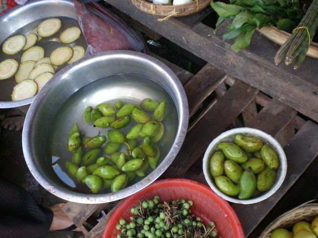 小さいマンゴー。<br /><br />こんな小さくてもマンゴーらしい。<br /><br />ミャンマー料理に使われていて、旅行中食べていたみたいだけど、全く気がつかなかった。<br />タイの青いマンゴーはマンゴーの味がするのに、これは、マンゴーの味はしなかった。